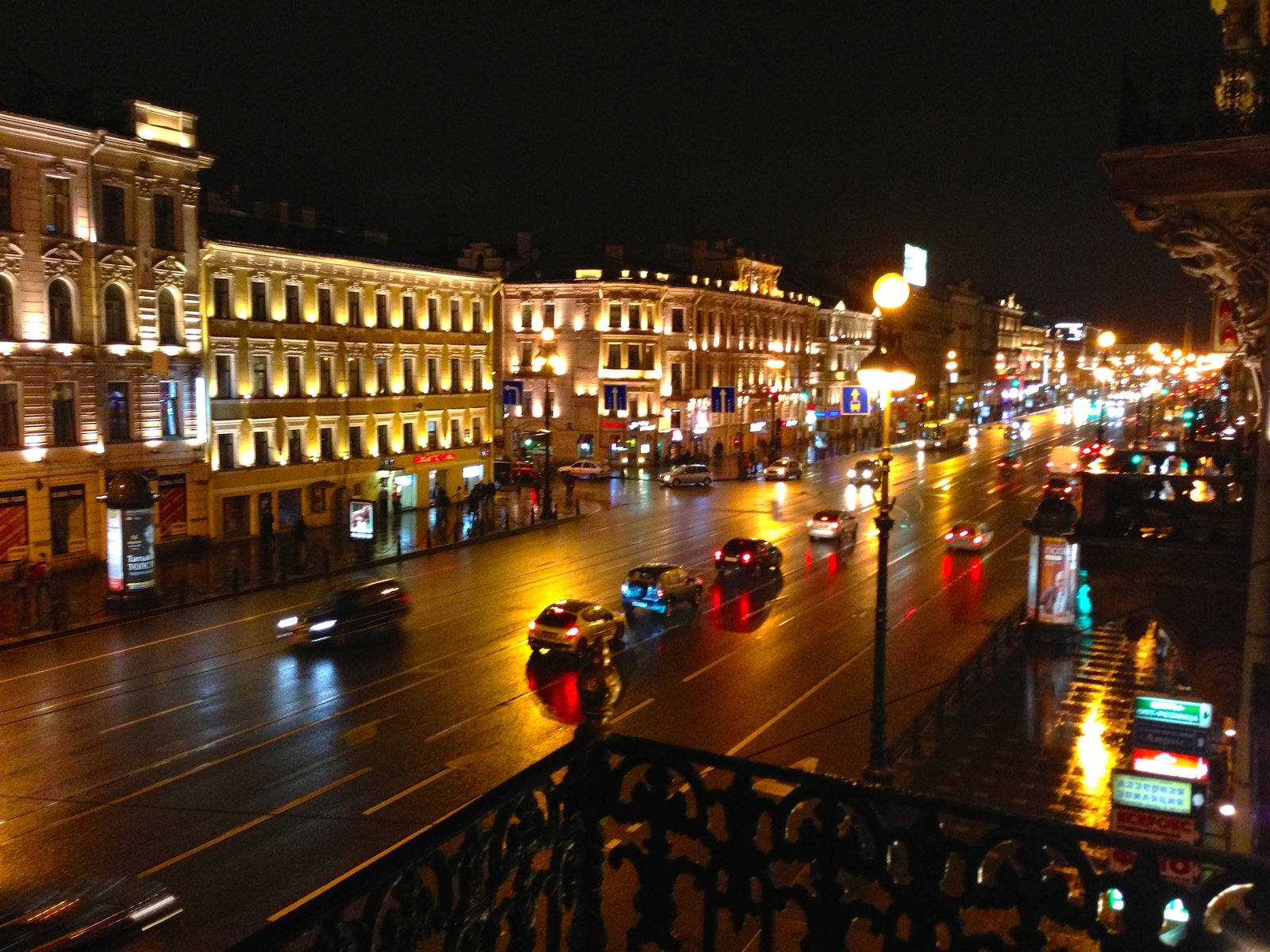 Ночной проспект. Гостиница на Невском проспекте в Санкт-Петербурге. Ночной Невский проспект Санкт-Петербург. Вид на Невский проспект в Санкт-Петербурге. Ночной Питер Невский.